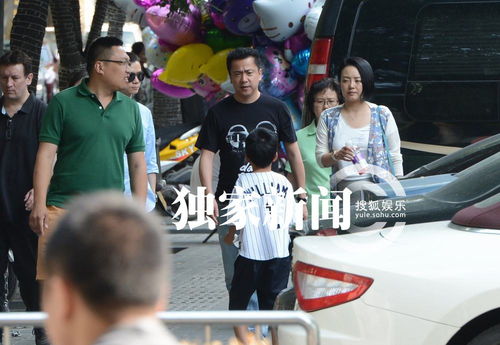 獨家 王中磊全家出行 夫妻牽手逛街兒子活潑